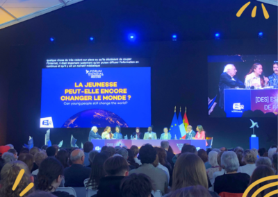 Photo de la table ronde sur le thème "La jeunesse peut-elle encore changer le monde" au Forum mondial Normandie pour la paix 2026